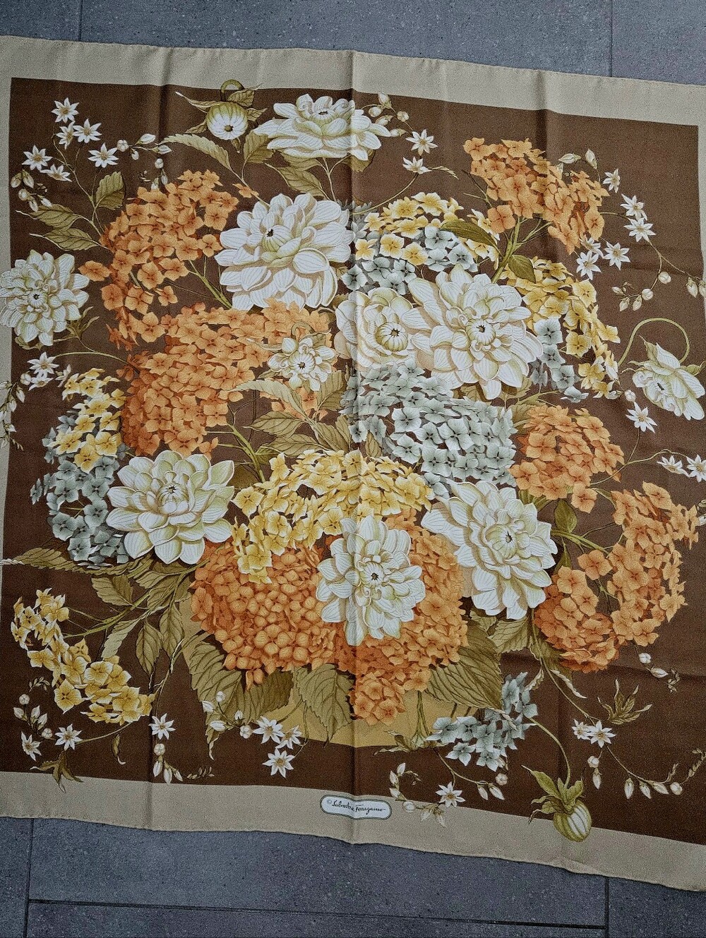 🇮🇹Salvatore Ferragamo Floral Silk Scarf in Brown and Yellow 85X85 cm authentic - Picture 6 of 12